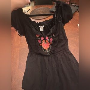 Women’s dress, black with Floral stitched detailing and puff trim♥️ Size Large